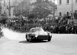 Caption orig.: Mille Miglia (Brescia/Italien), 1. Mai 1955. Sieger in der Serien-Sportwagenklasse. John Cooper Fitch und Kurt Gesell (Startnummer 417) mit einem Mercedes-Benz Tourensportwagen Typ 300 SL.